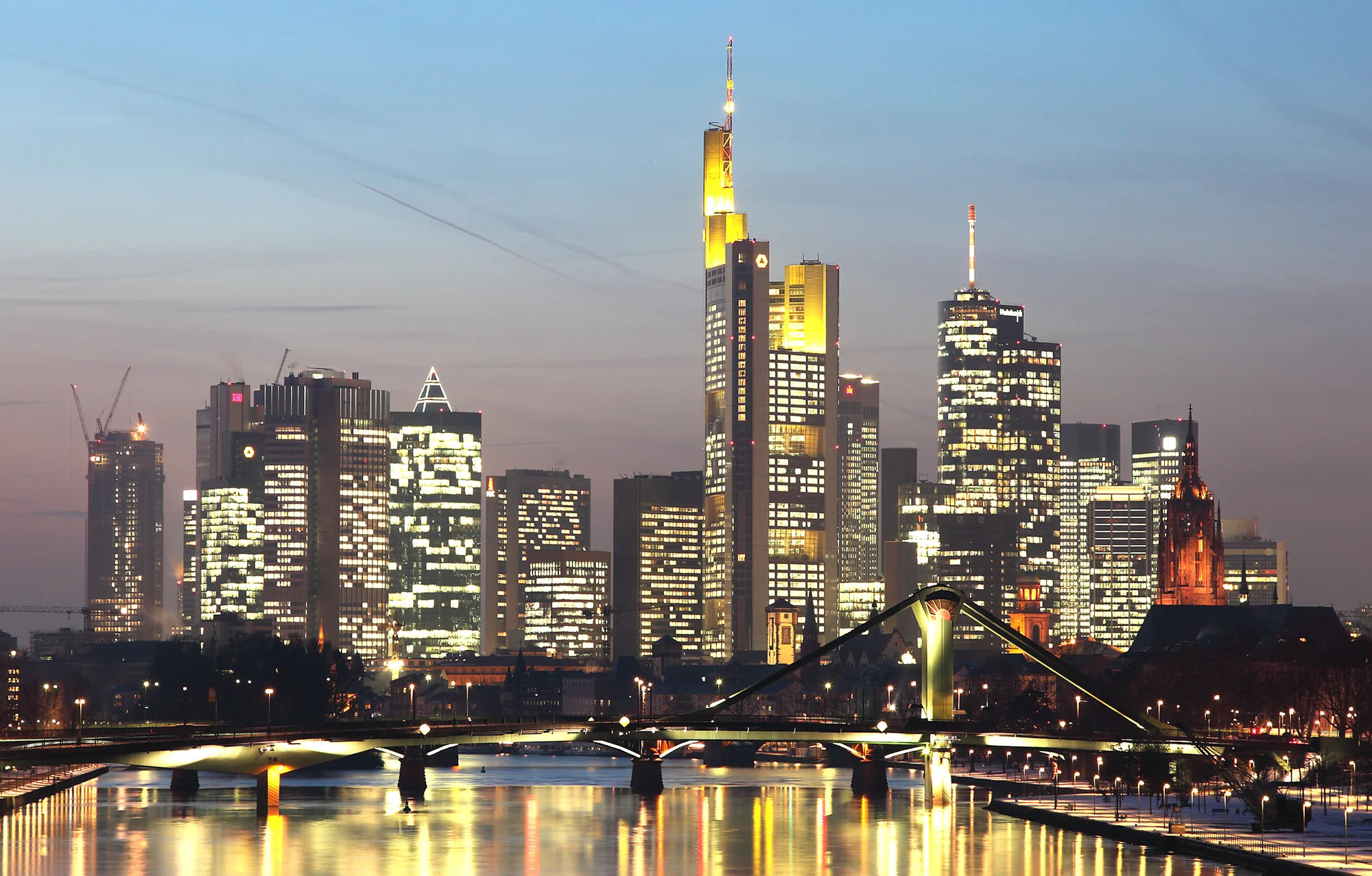 Frankfurter Skyline am Main in Schwarz-Weiß als Symbol für wirtschaftliche Verbindungen